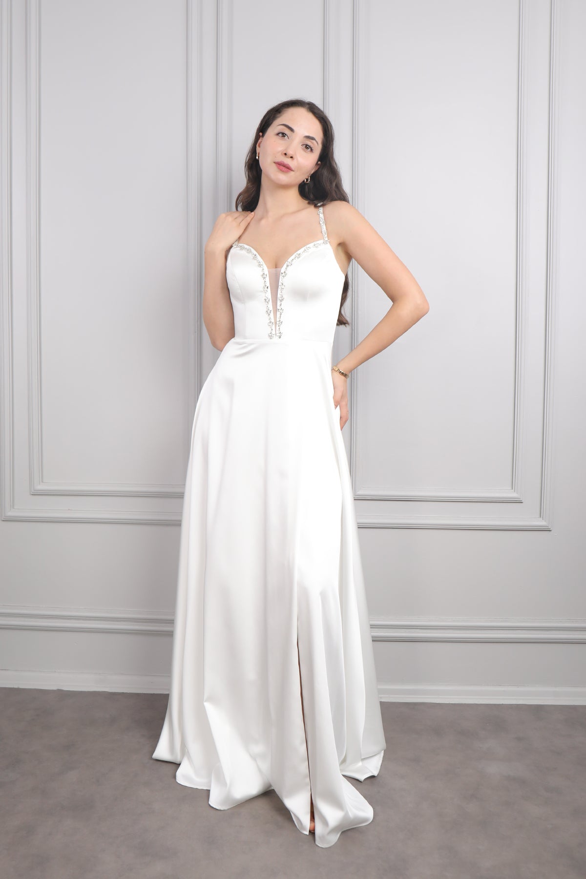 فستان سهرة بحمالات رفيعة بفتحة طويلة مزينة بالكريستالات -سكري