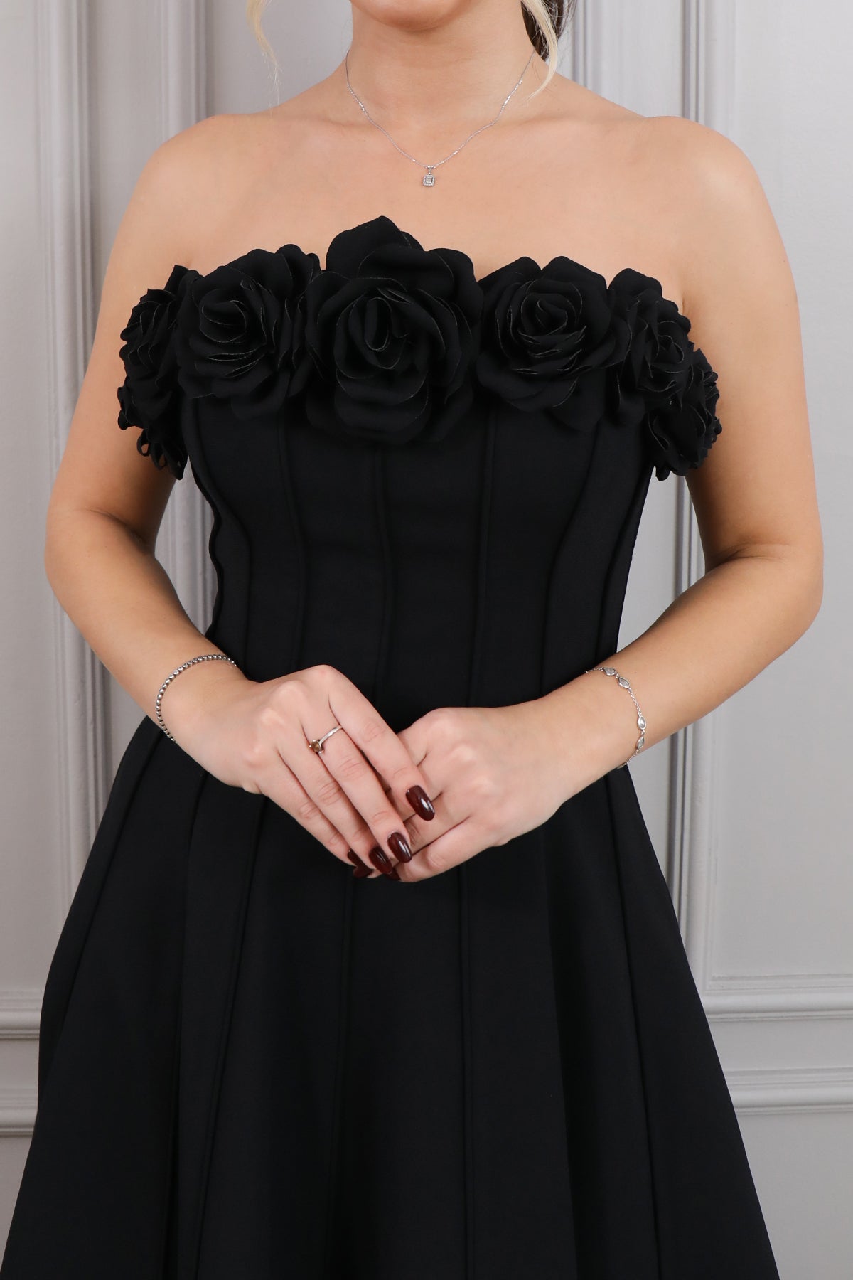 فستان سهرة سترابلس بتفاصيل زهور -اسود