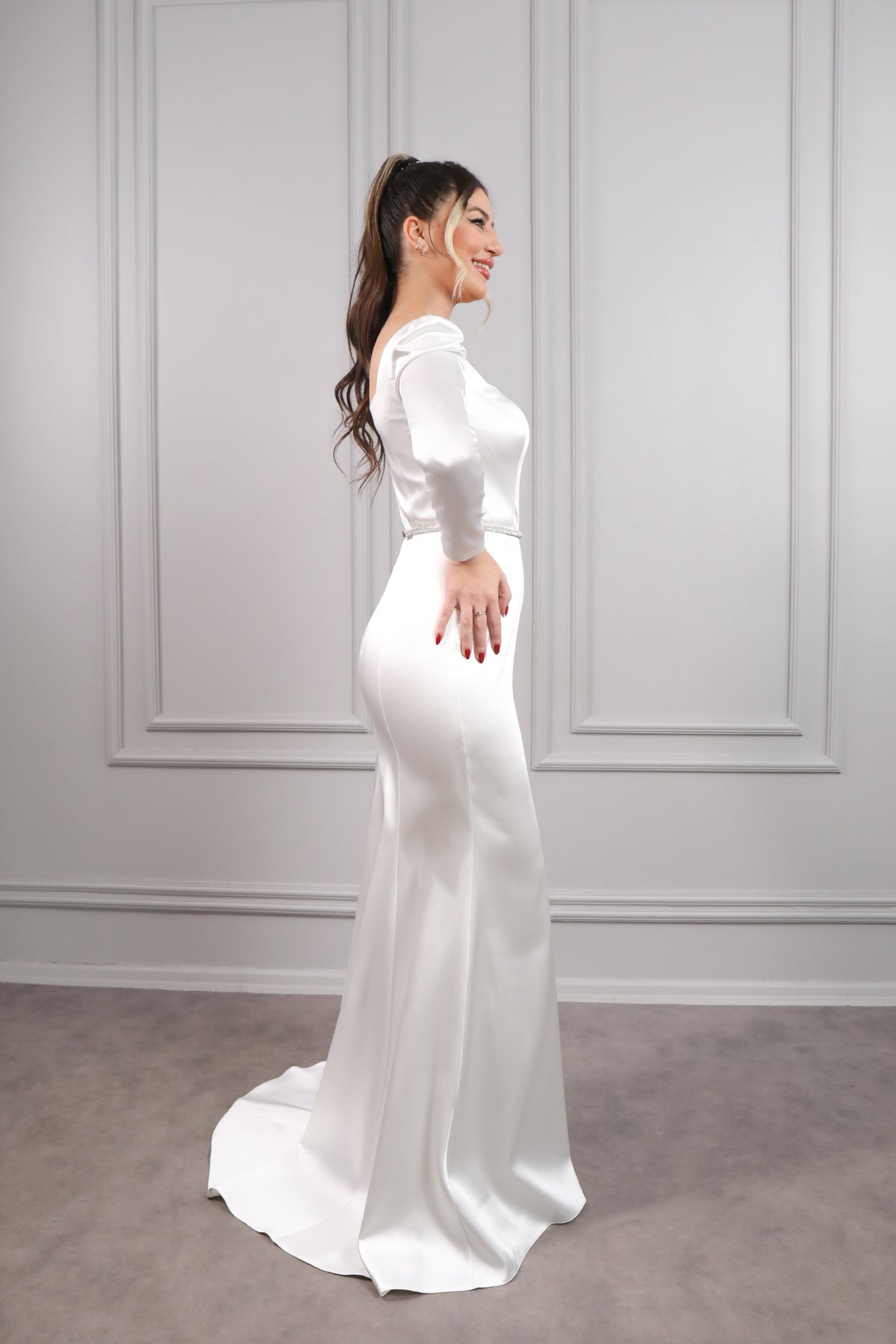 فستان سهرة ساتان بياقة مربعة وحزام عالخصر -ابيض