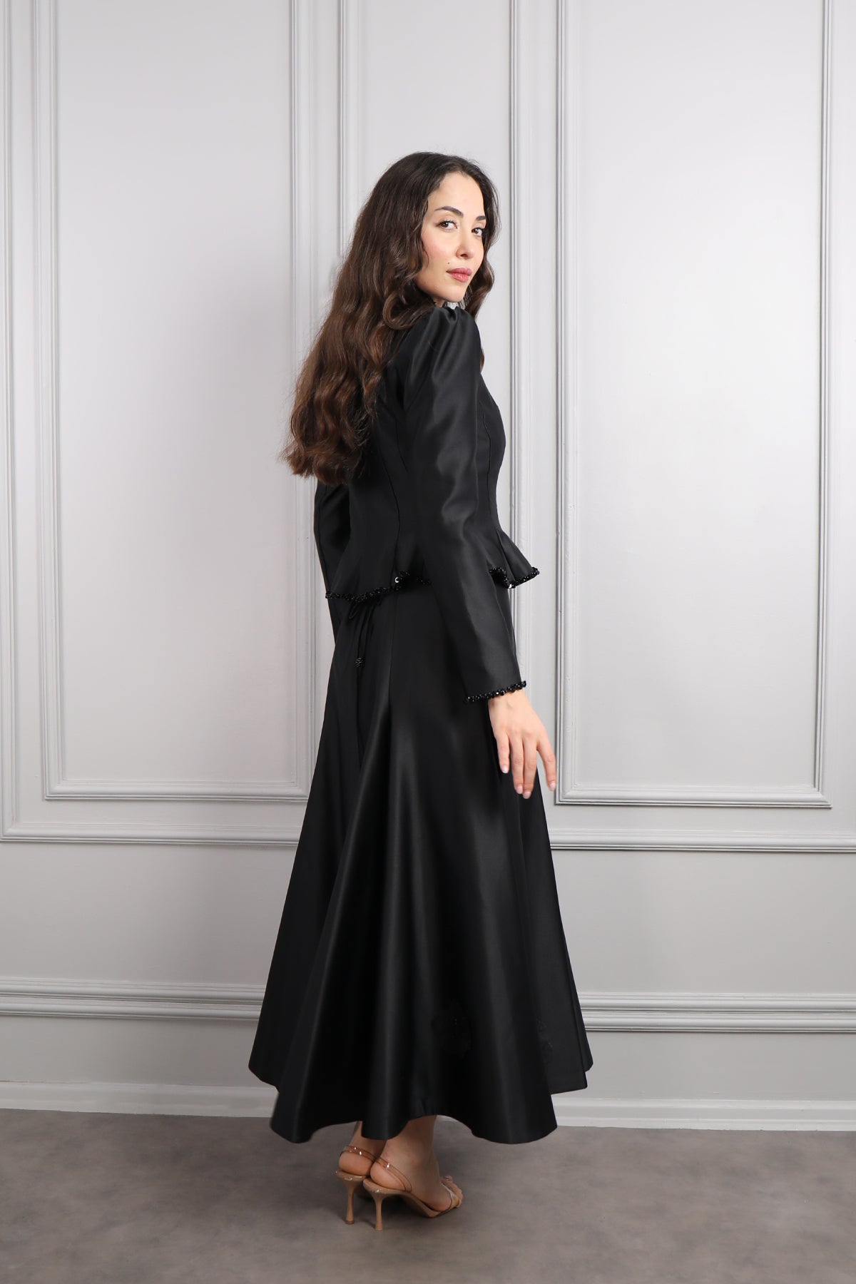 طقم فستان وجاكيت مزين بالخرز والورود -اسود