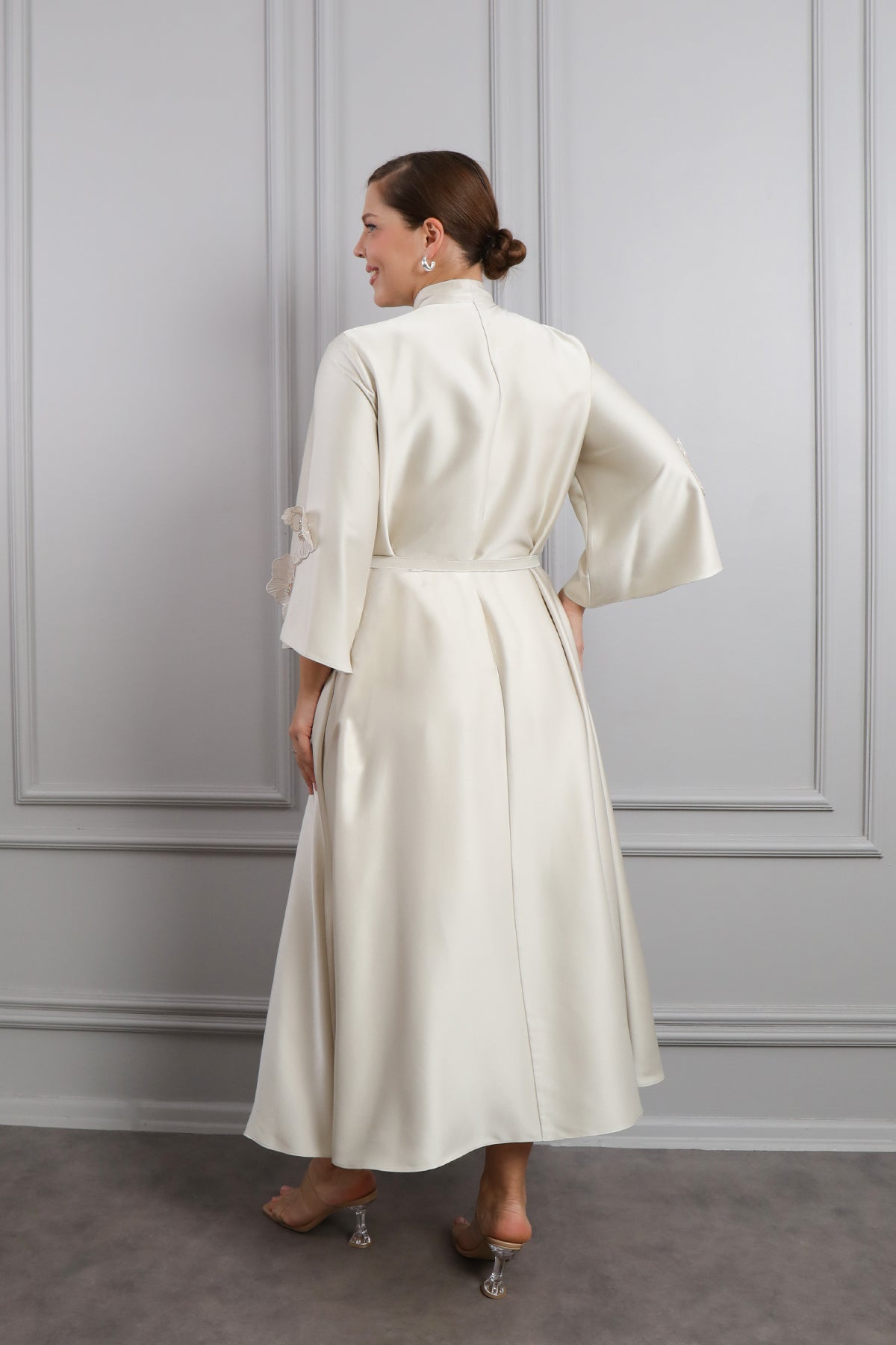 فستان بياقة تنربط مزين بالزهور مع حزام عالخصر مقاس كبير -بيج