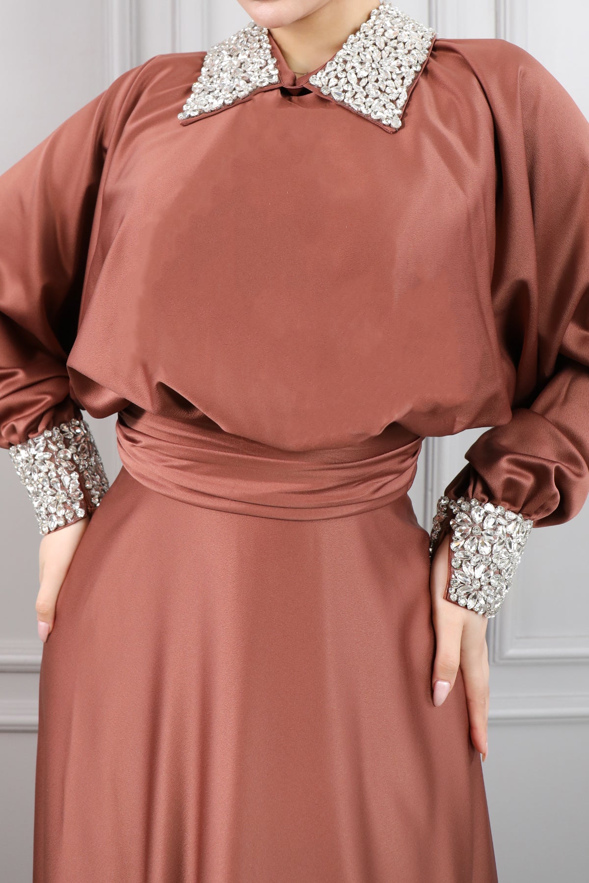 فستان سهرة ساتان مطرز بالكريستالات عالياقة والاكمام مقاس كبير -بني