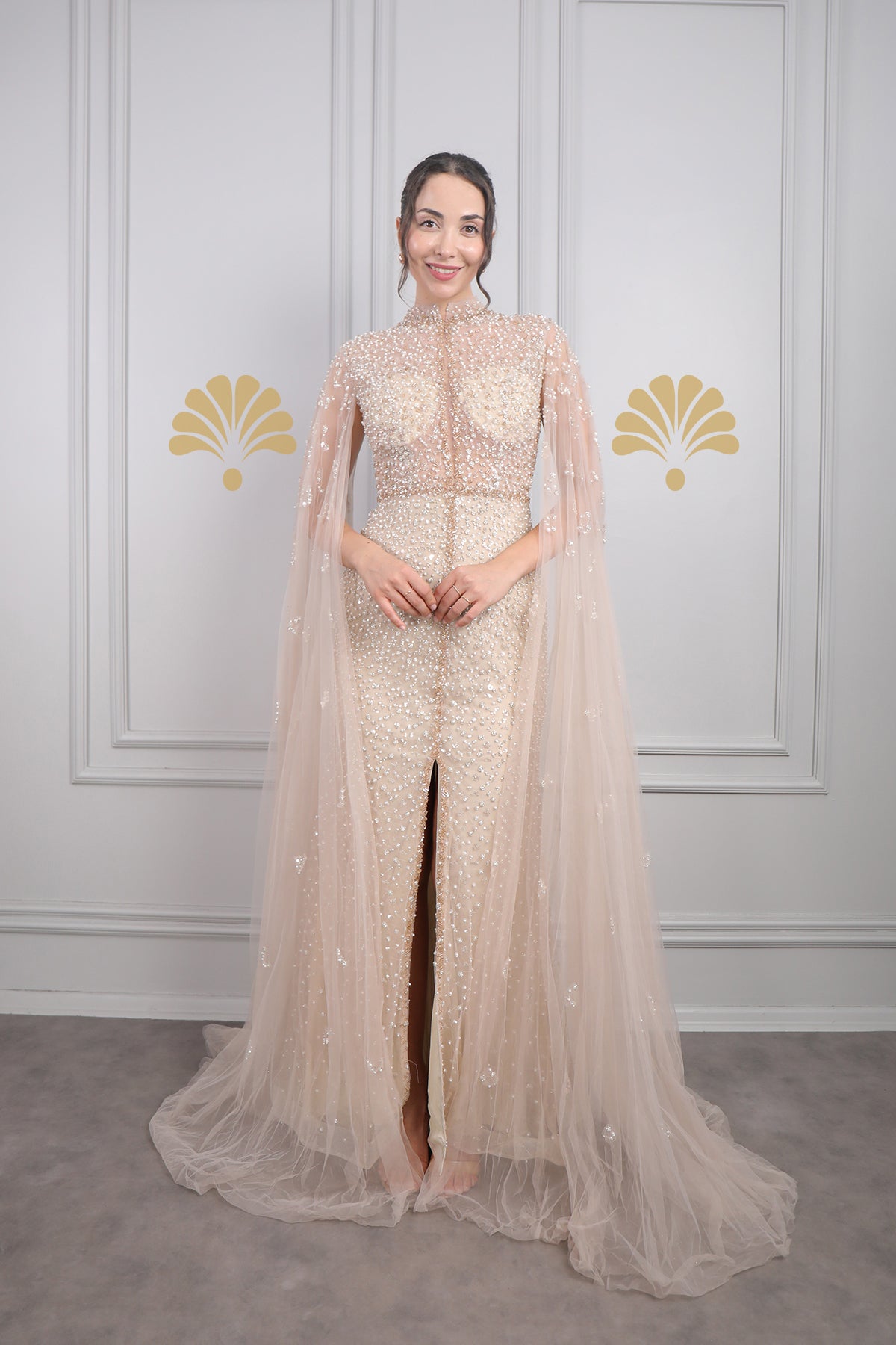 فستان سهرة بياقة حناقية مطرز بالخرز واللؤلؤ بتفاصيل شفافة من "المجموعة الخاصة" -بيج