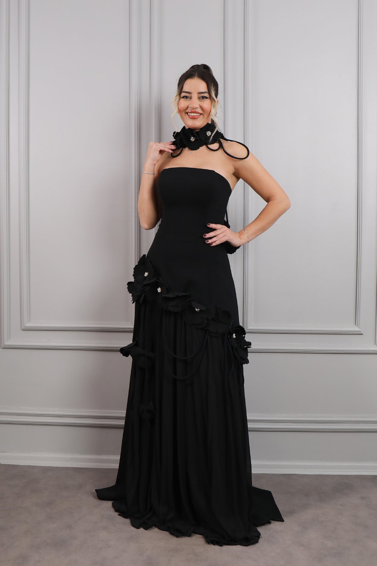 فستان سهرة سترابلس مزين بالورود بتنورة مكسرة -اسود