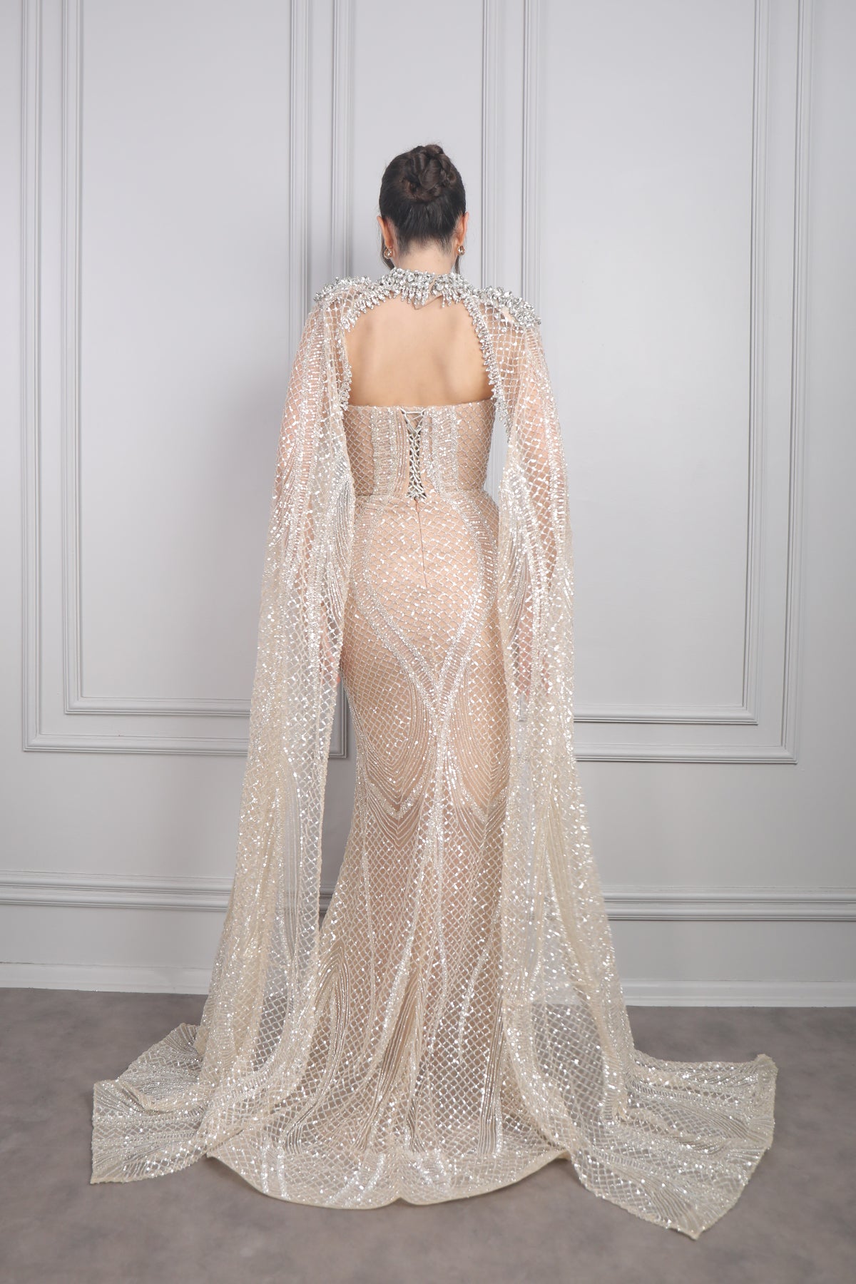 فستان سهرة سترابلس بتصميم عباءة مطرز بالكامل من "المجموعة الخاصة" -بيج