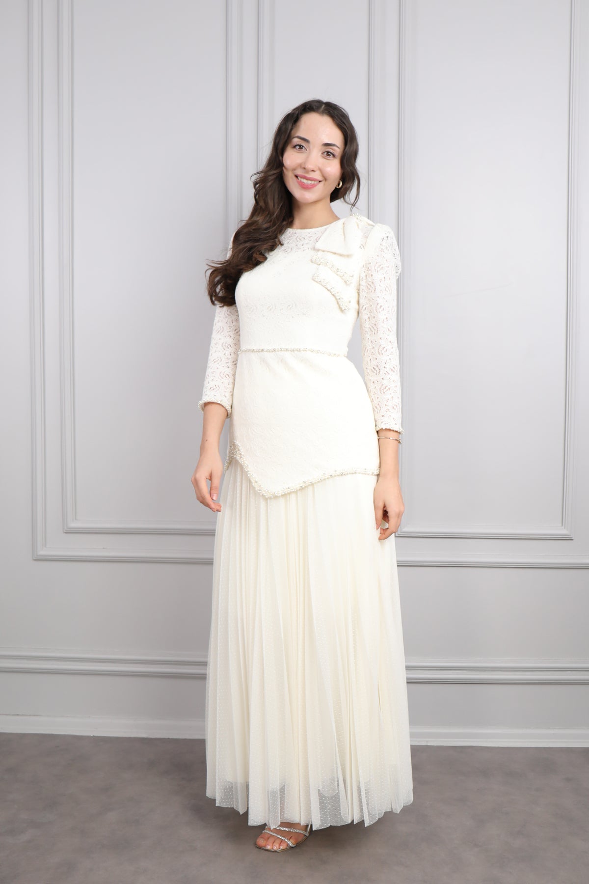 طقم تنورة بتفاصيل دانتيل بفيونكة عالكتف وتطريزات خرز ولؤلؤ -سكري