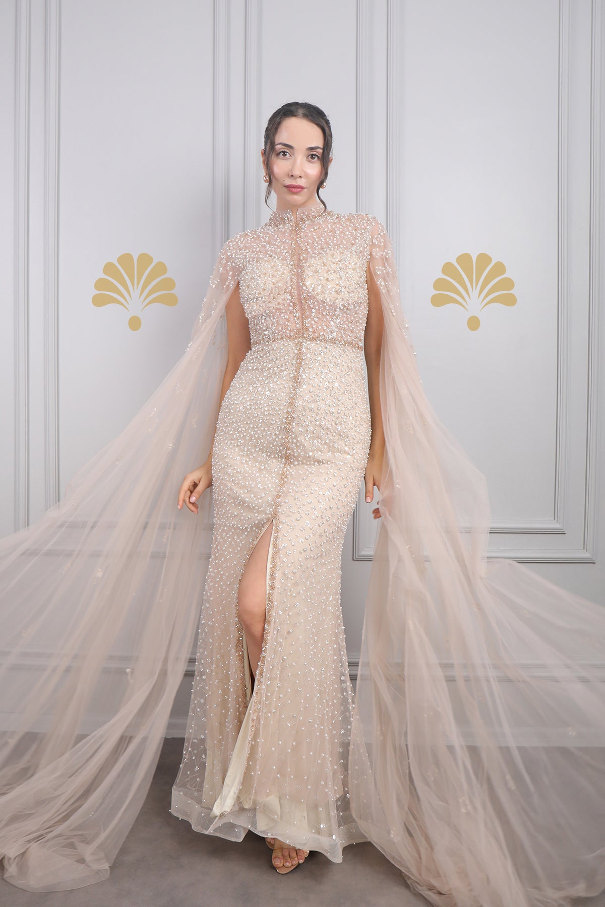 فستان سهرة بياقة حناقية مطرز بالخرز واللؤلؤ بتفاصيل شفافة من "المجموعة الخاصة" -بيج