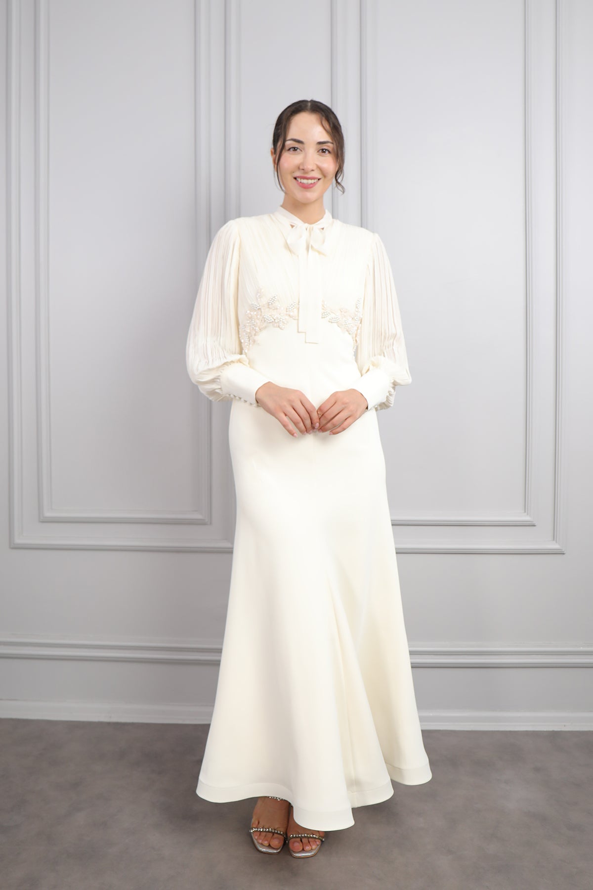 فستان ناعم مزين بالخرز باكمام واسعة بتكسيرات -سكري