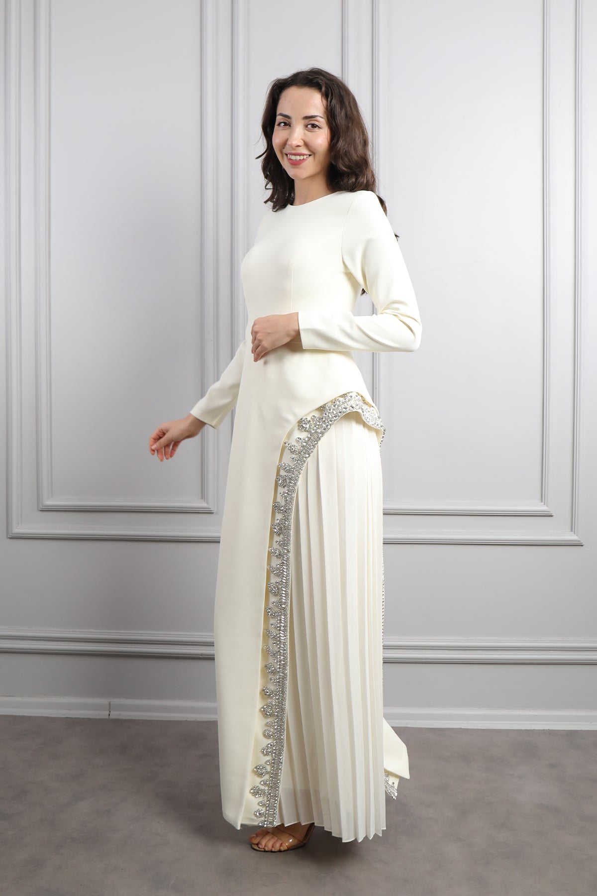 فستان سهرة ساتر بتطريزات كريستالية و وشاح -سكري