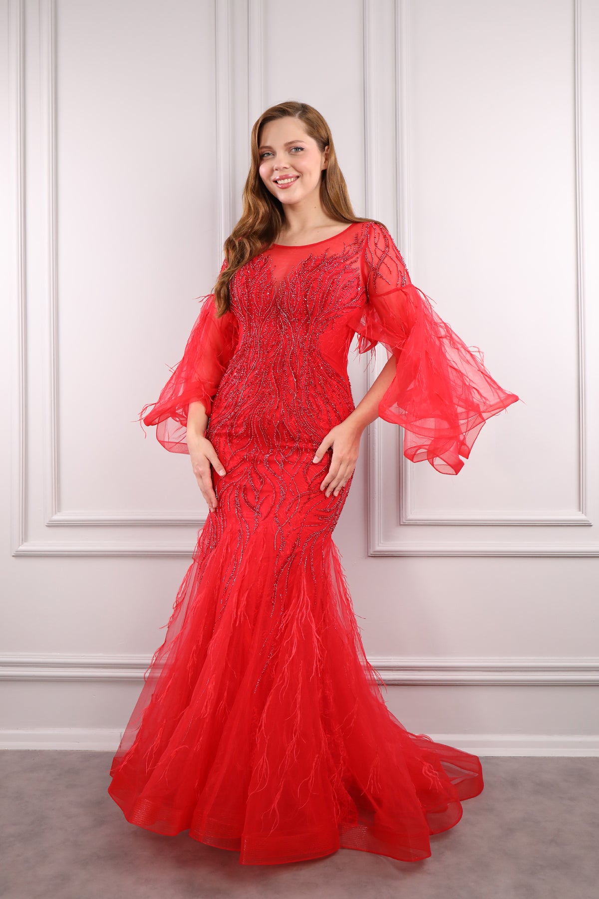 فستان سهرة مطرز بالخرز باكمام منتفخة وياقة كبيرة بتفصيل ريش -احمر