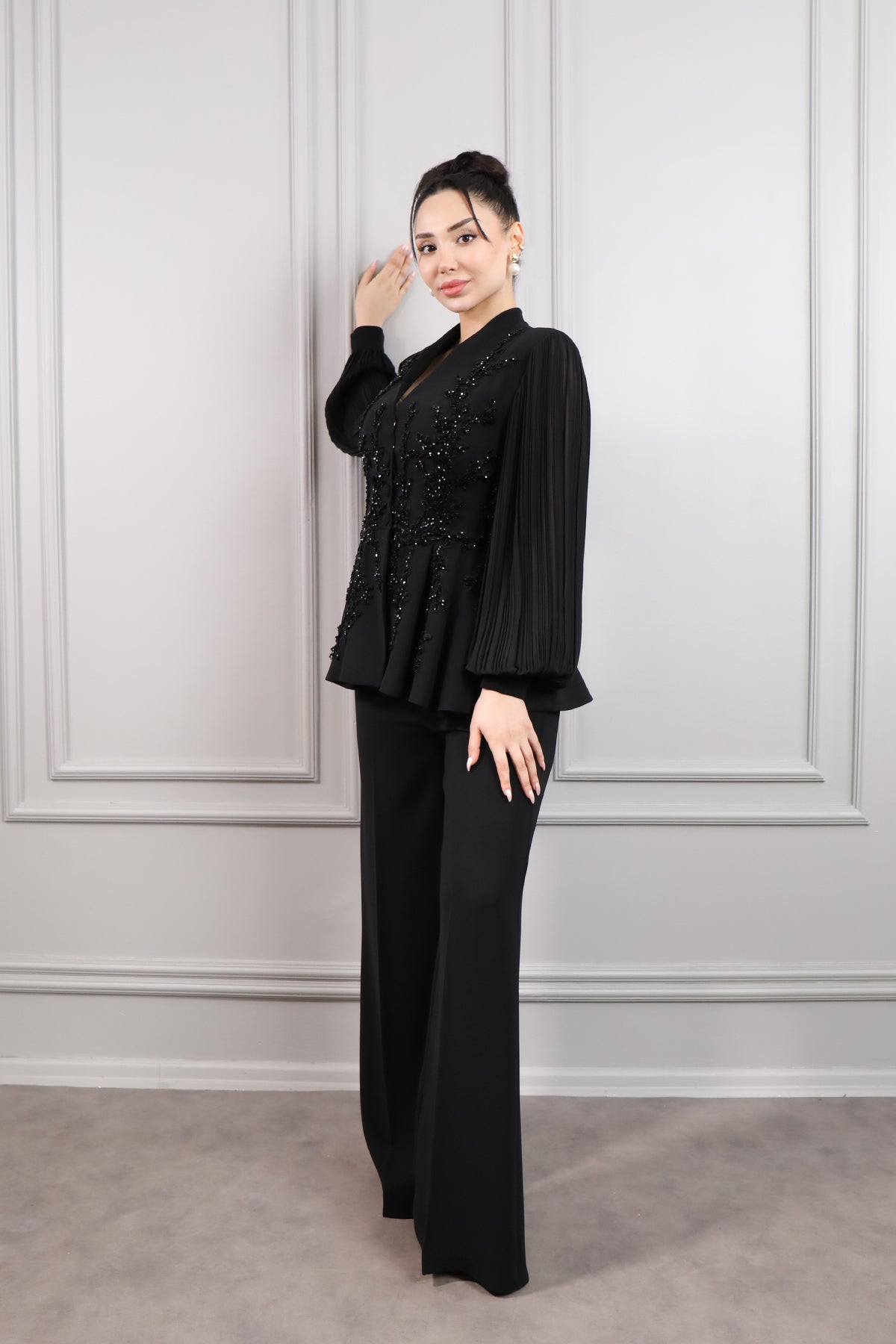 طقم بنطال وبلوزة مطرزة بالخرز باكمام بالون -اسود