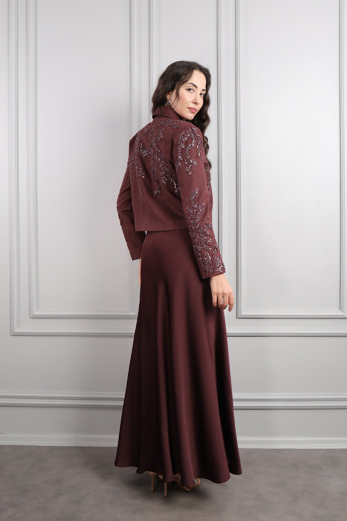 طقم تنورة ساتان وجاكيت بتطريزات خرزية -عودي