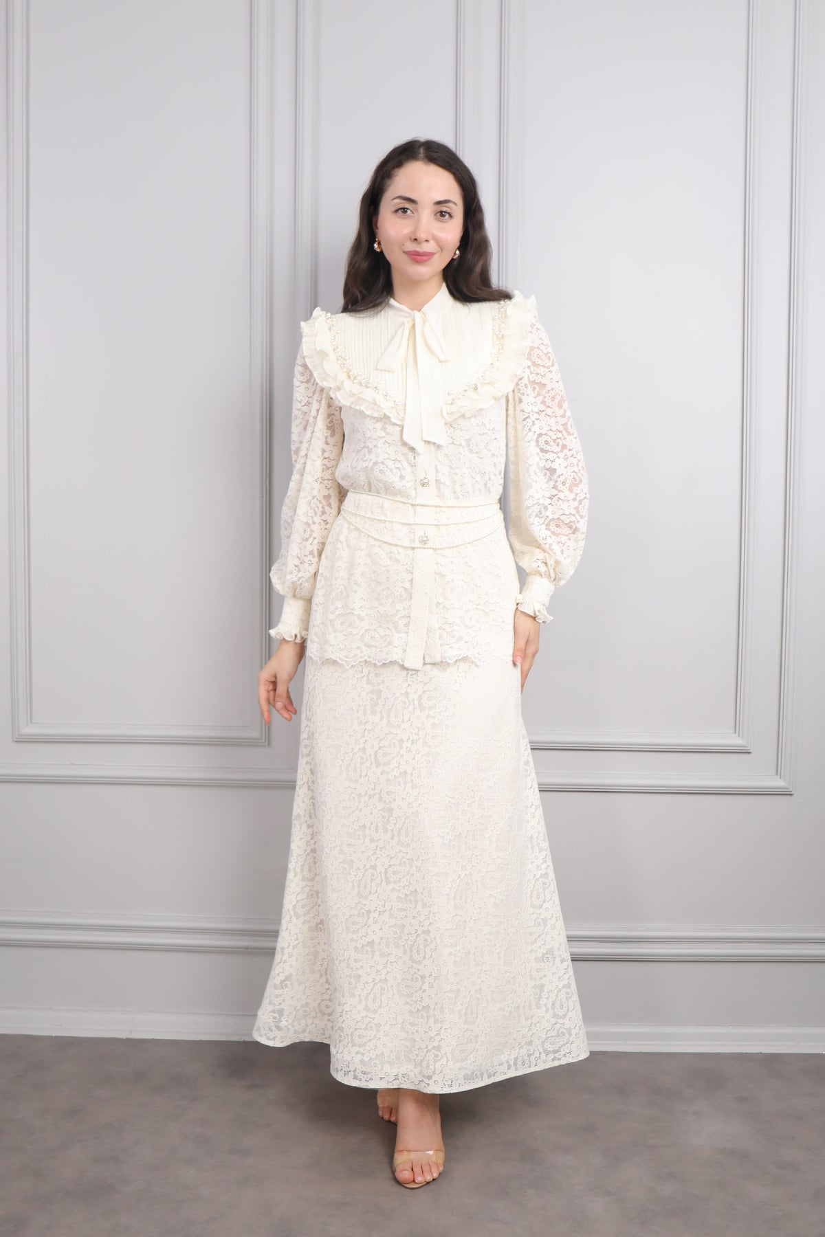 طقم دانتيل تنورة وجاكيت بياقة اطفال وتفاصيل لؤلؤية -سكري