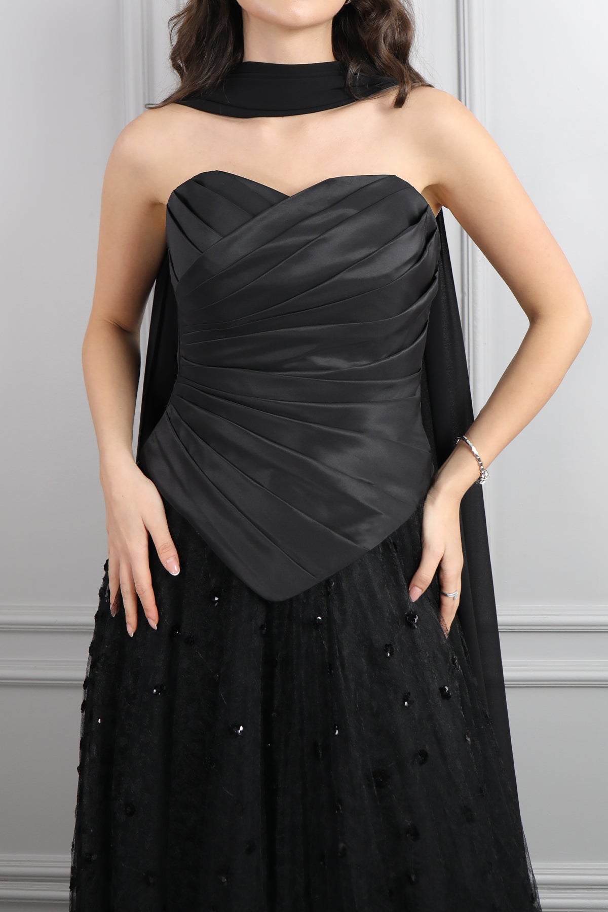 فستان سهرة سترابلس بتنورة تول وشال طويل -اسود