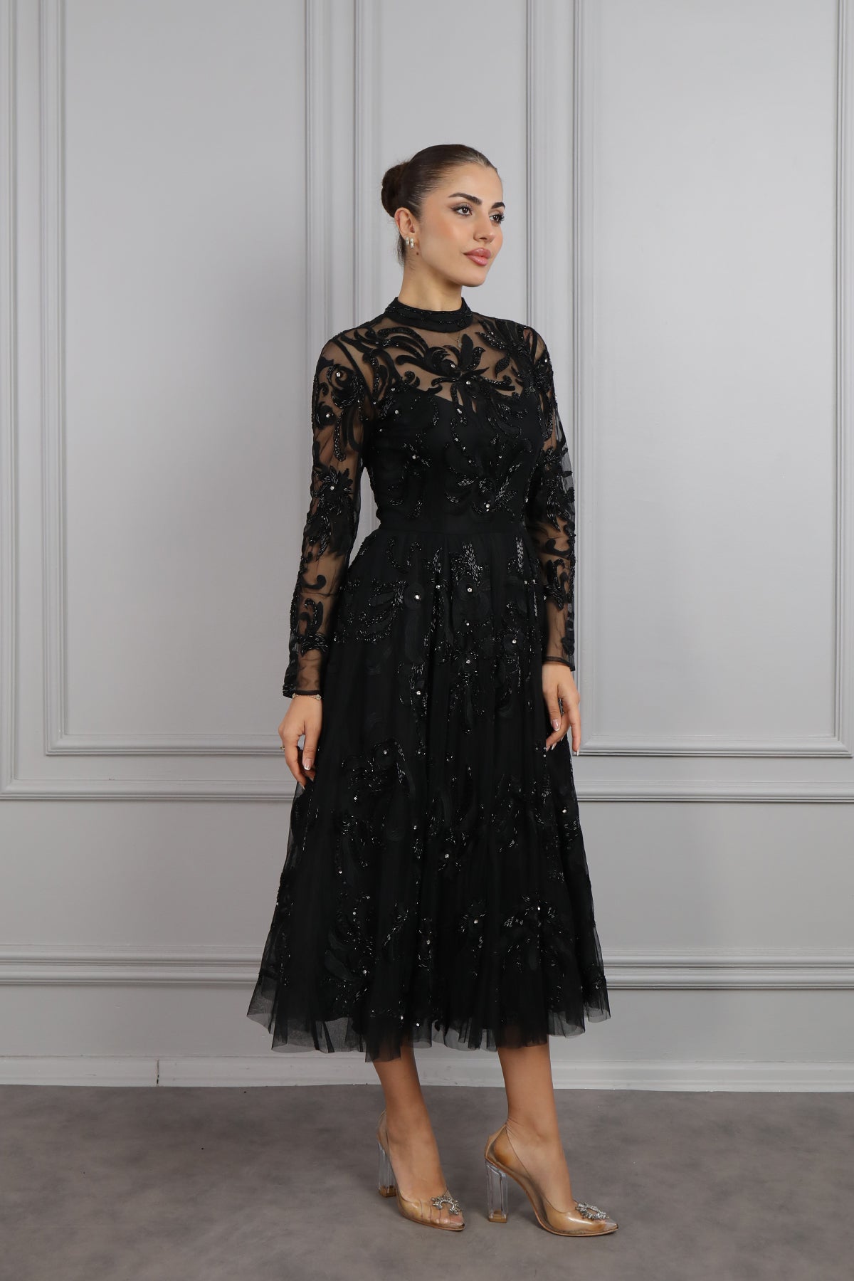 فستان سهرة ميدي بتفاصيل شفافة مطرز بالخرز بياقة عالية من "المجموعة الخاصة" -اسود
