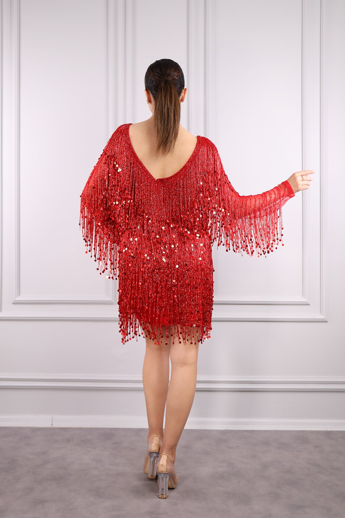 فستان سهرة قصير بياقة شكل مثلث مزين بخيوط كريستالية من "المجموعة الخاصة" -احمر