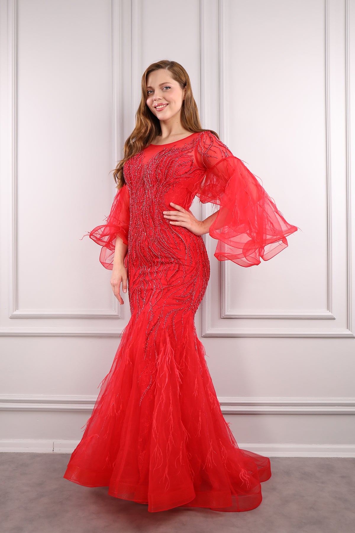 فستان سهرة مطرز بالخرز باكمام منتفخة وياقة كبيرة بتفصيل ريش -احمر