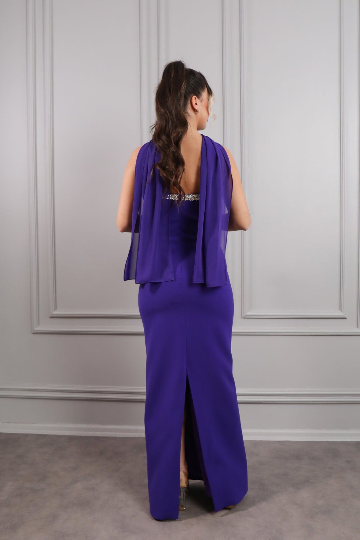 فستان سهرة سترابلس بفتحة في الصدر مزينة بالكريستالات مع اكسسوار عالعنق -موفي