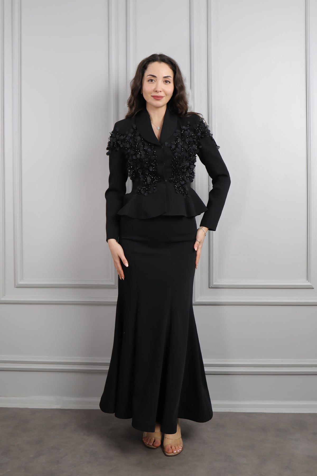 طقم تنورة وجاكيت مزين بتفاصيل ورود -اسود