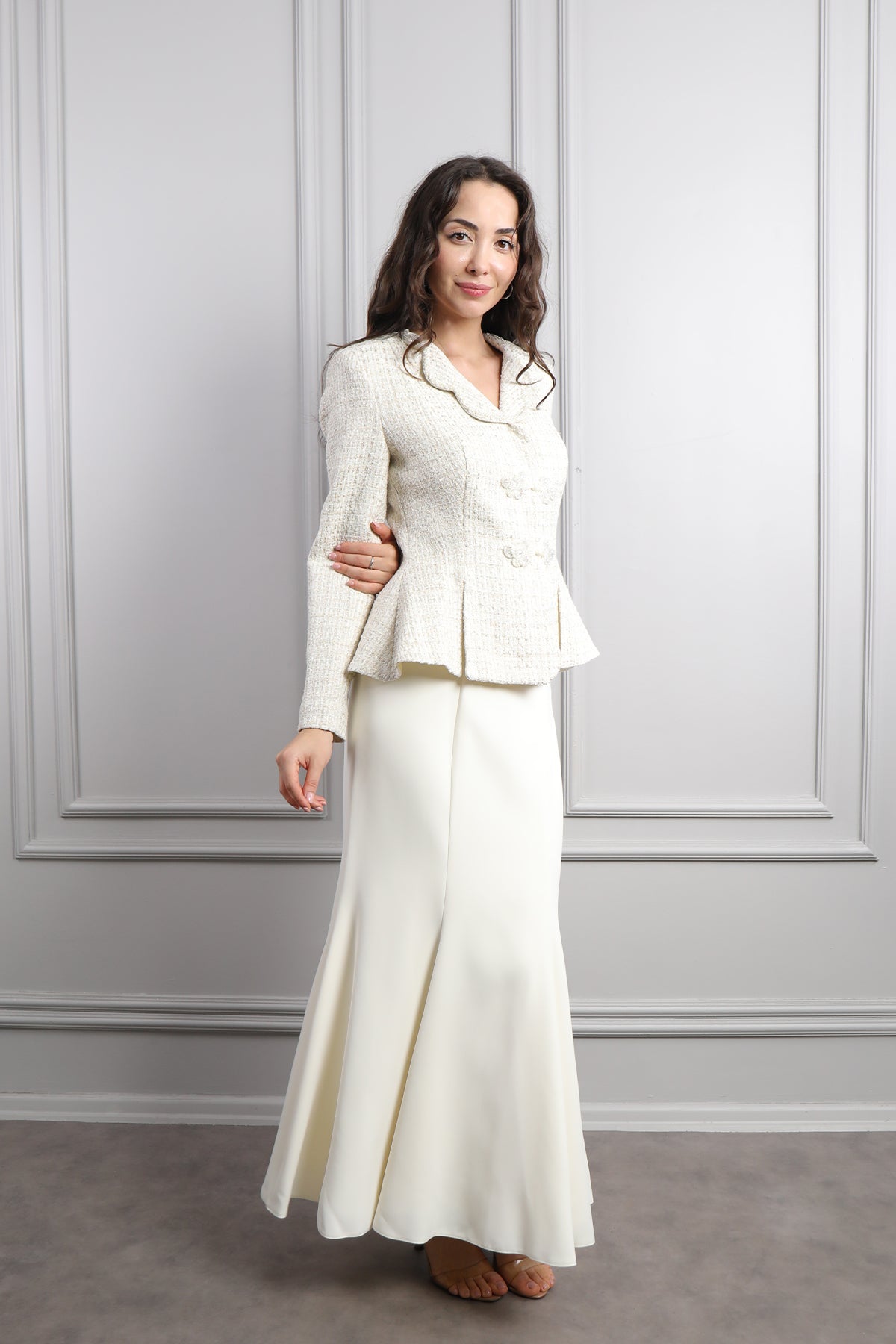 طقم تنورة وجاكيت بازرار مميزة -سكري