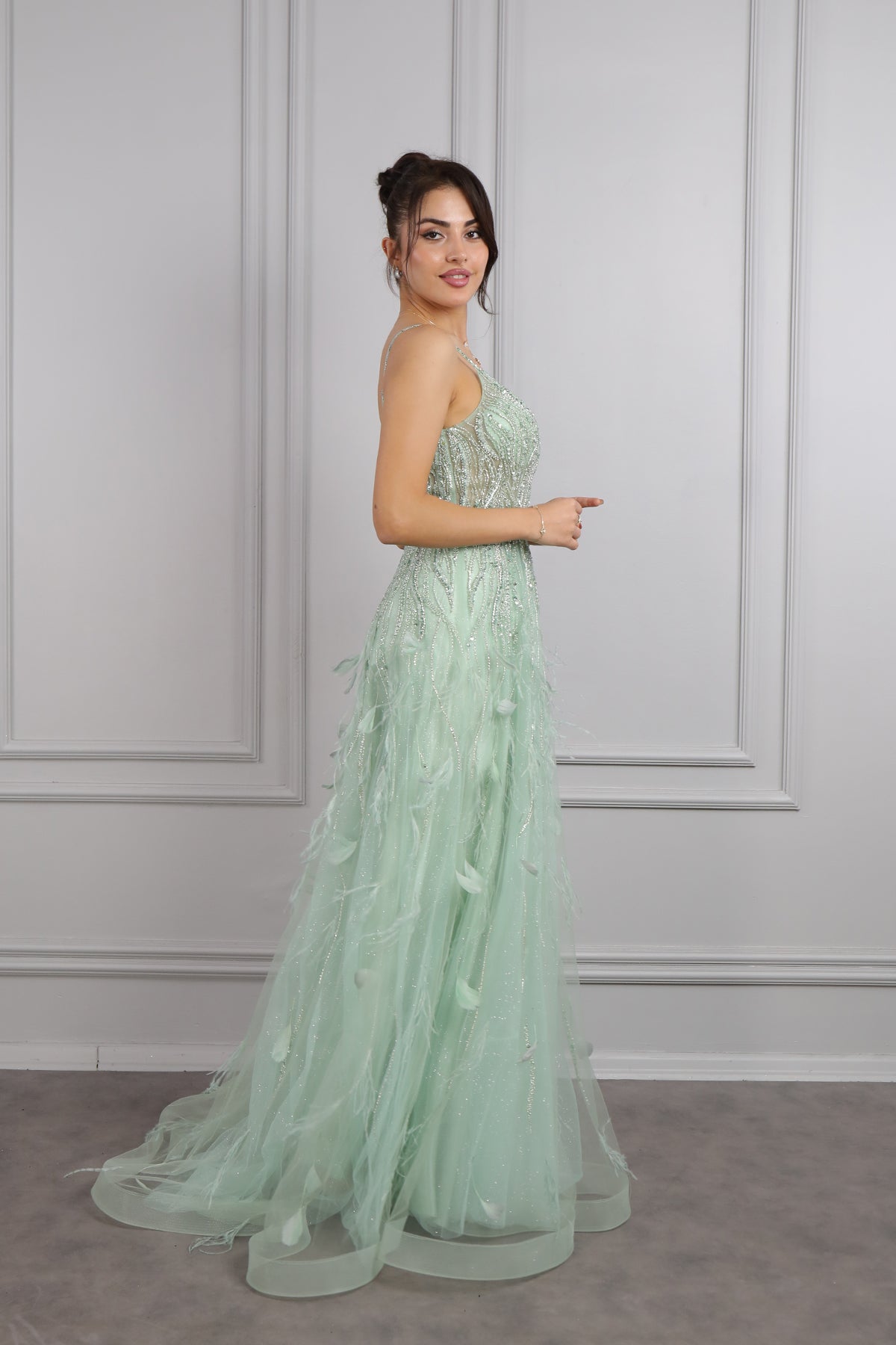 فستان سهرة بحمالات رفيعة وفتحة كبيرة في الصدر مع تفاصيل ريش من "المجموعة الخاصة" -اخضر