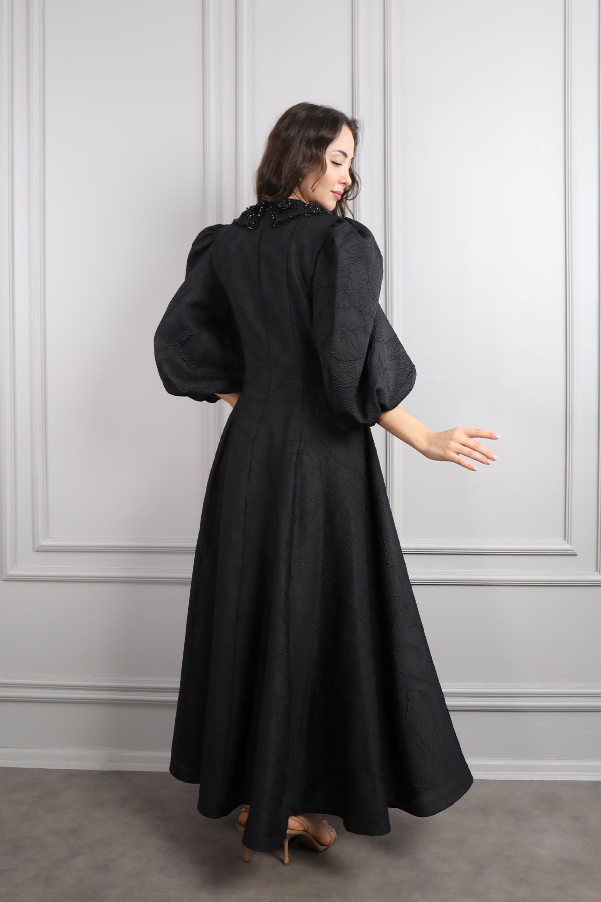 فستان باكمام بالون بتطريزات خرزية -اسود