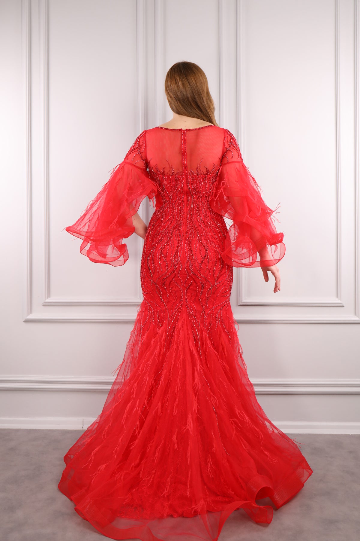 فستان سهرة مطرز بالخرز باكمام منتفخة وياقة كبيرة بتفصيل ريش -احمر