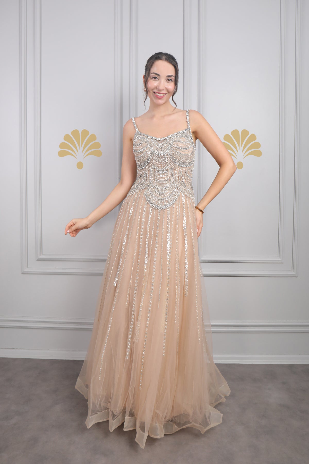 فستان سهرة بحمالات رفيعة وتطريزات كريستالية من "المجموعة الخاصة" -بيج