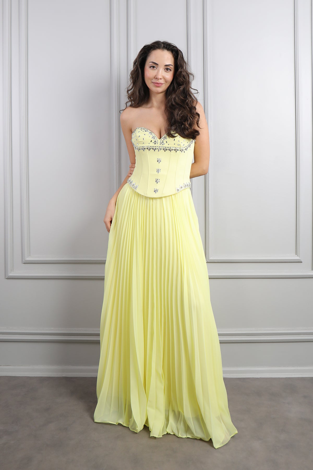 فستان سهرة سترابلس مطرز بالكريستالات بتنورة بتكسيرات -اصفر