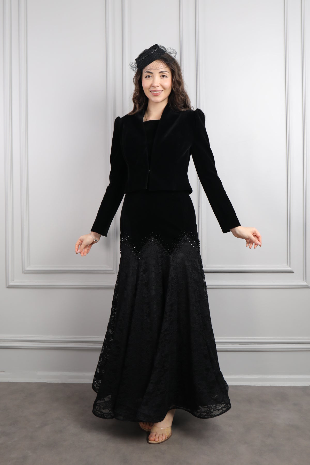 طقم مخملي جاكيت وفستان بياقة مربعة بتطريزات خرزية وتفاصيل دانتيل -اسود