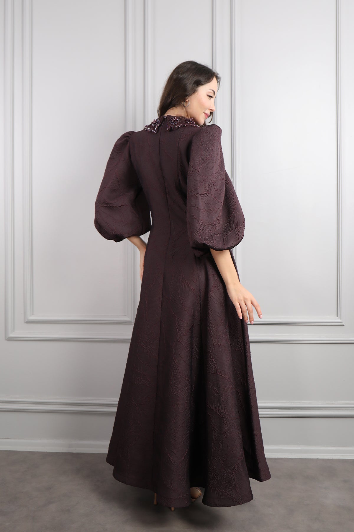 فستان باكمام بالون بتطريزات خرزية -كرزي