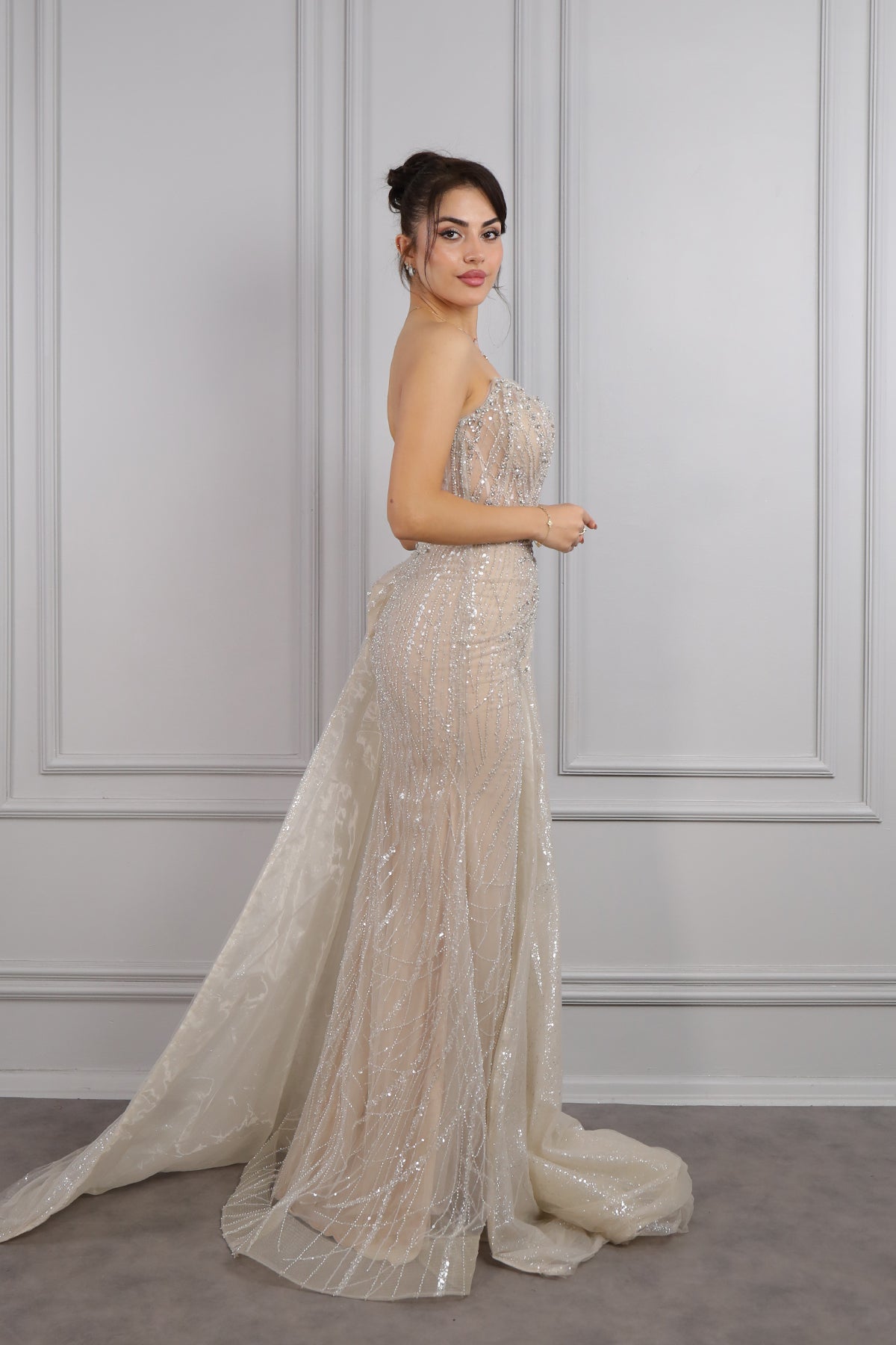 فستان سهرة سترابلس مطرز بالكريستالات من " المجموعة الخاصة" -بيج