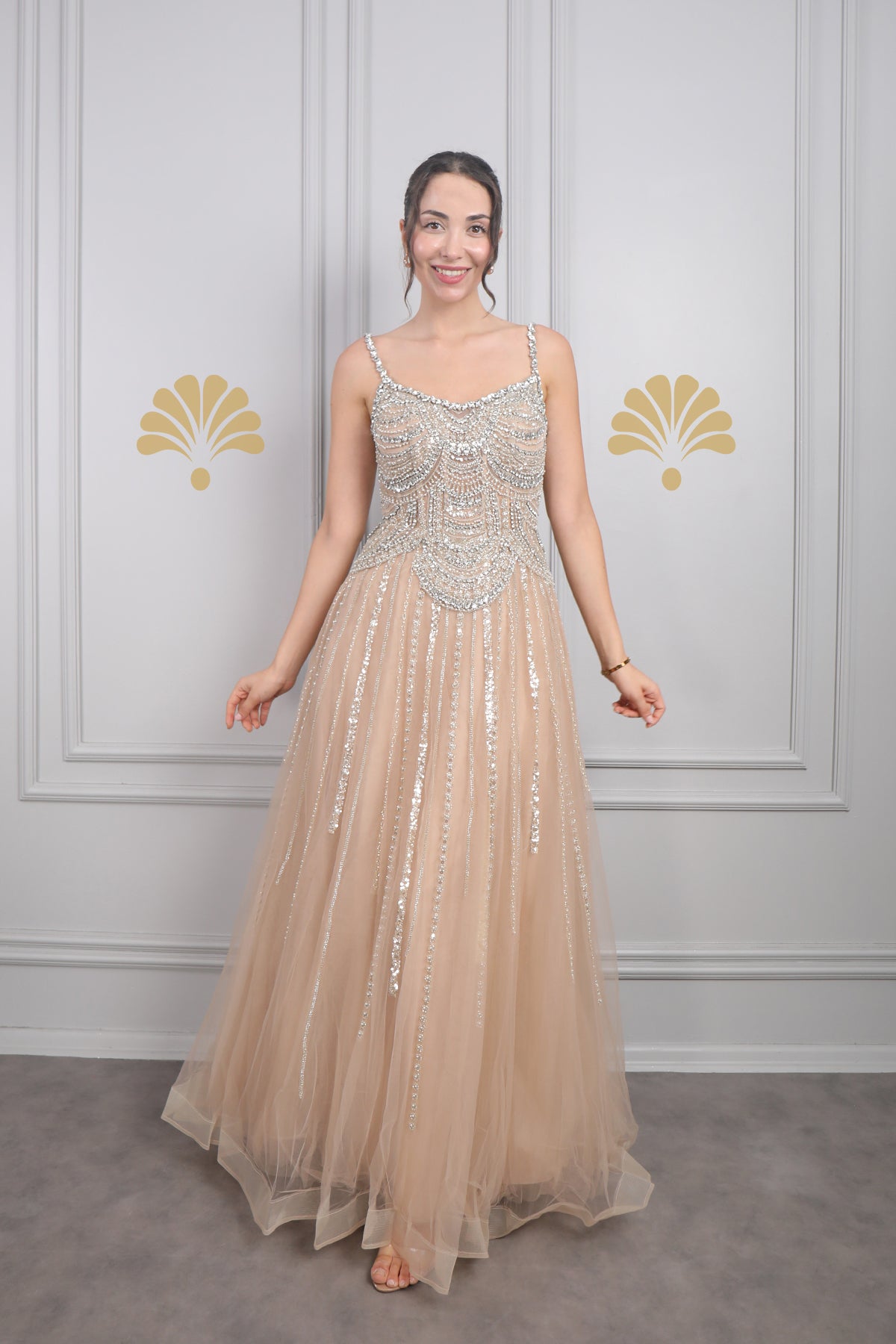 فستان سهرة بحمالات رفيعة وتطريزات كريستالية من "المجموعة الخاصة" -بيج