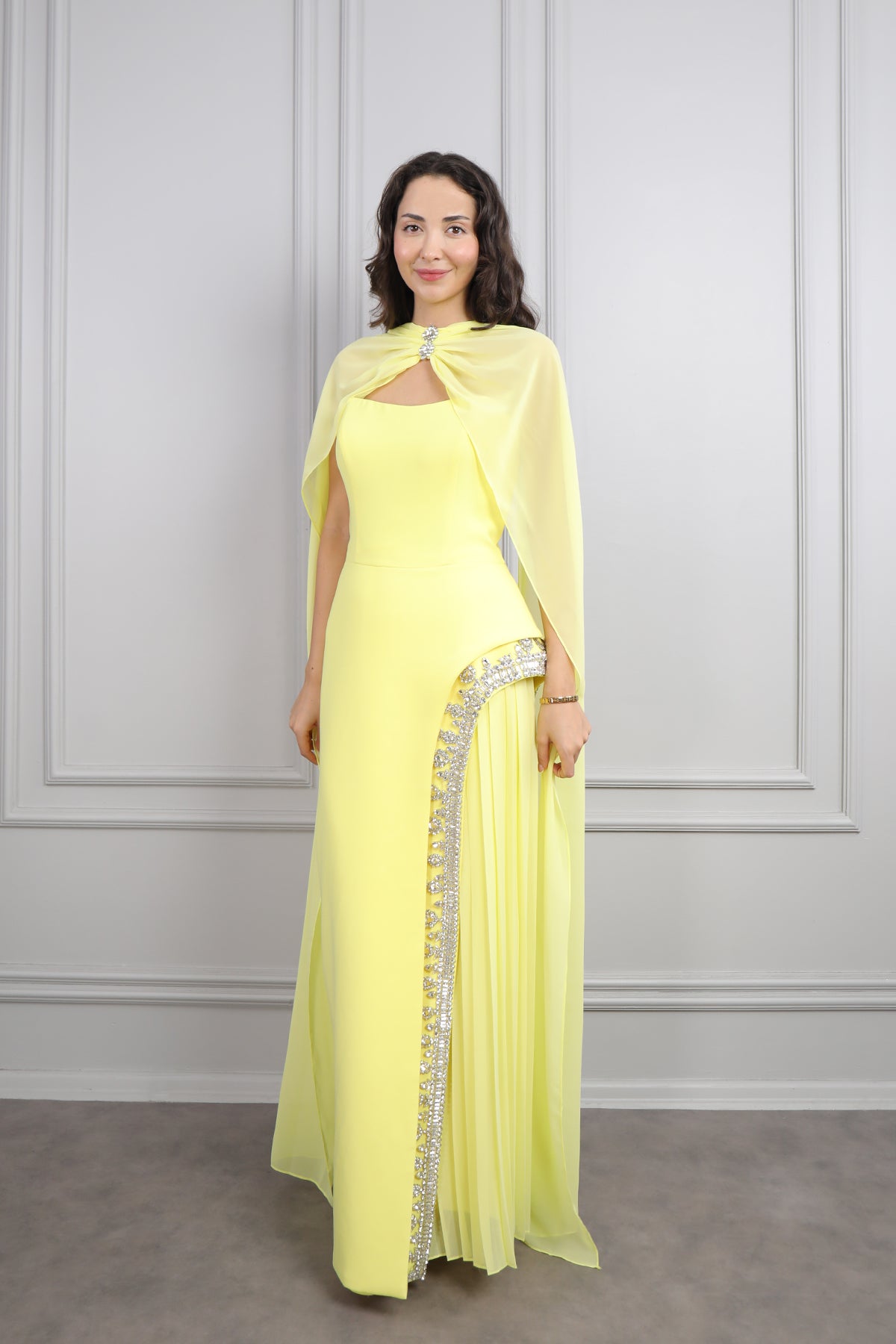 فستان سهرة سترابلس بتطريزات كريستالية و وشاح في العنق -اصفر