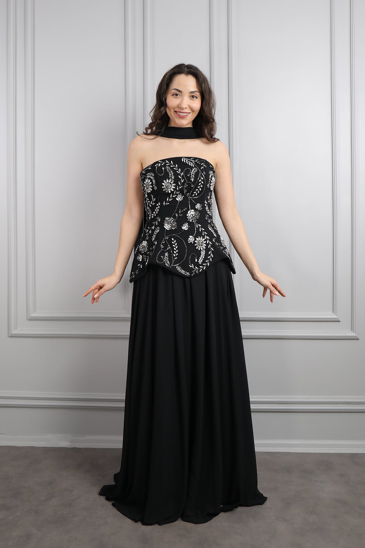 فستان سهرة شيفون بتوب سترابلس مزين بكريستالات ورود مع شال -اسود