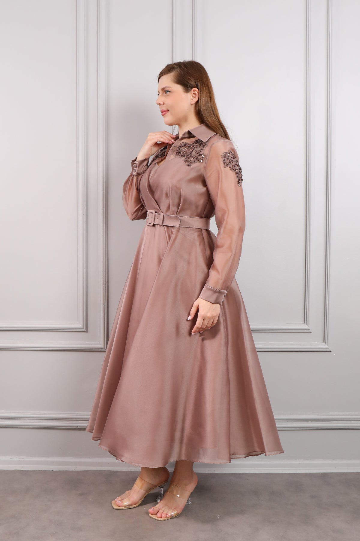 فستان ميدي بياقة قميص مزين بالخرز مع حزام عالخصر مقاس كبير -بني