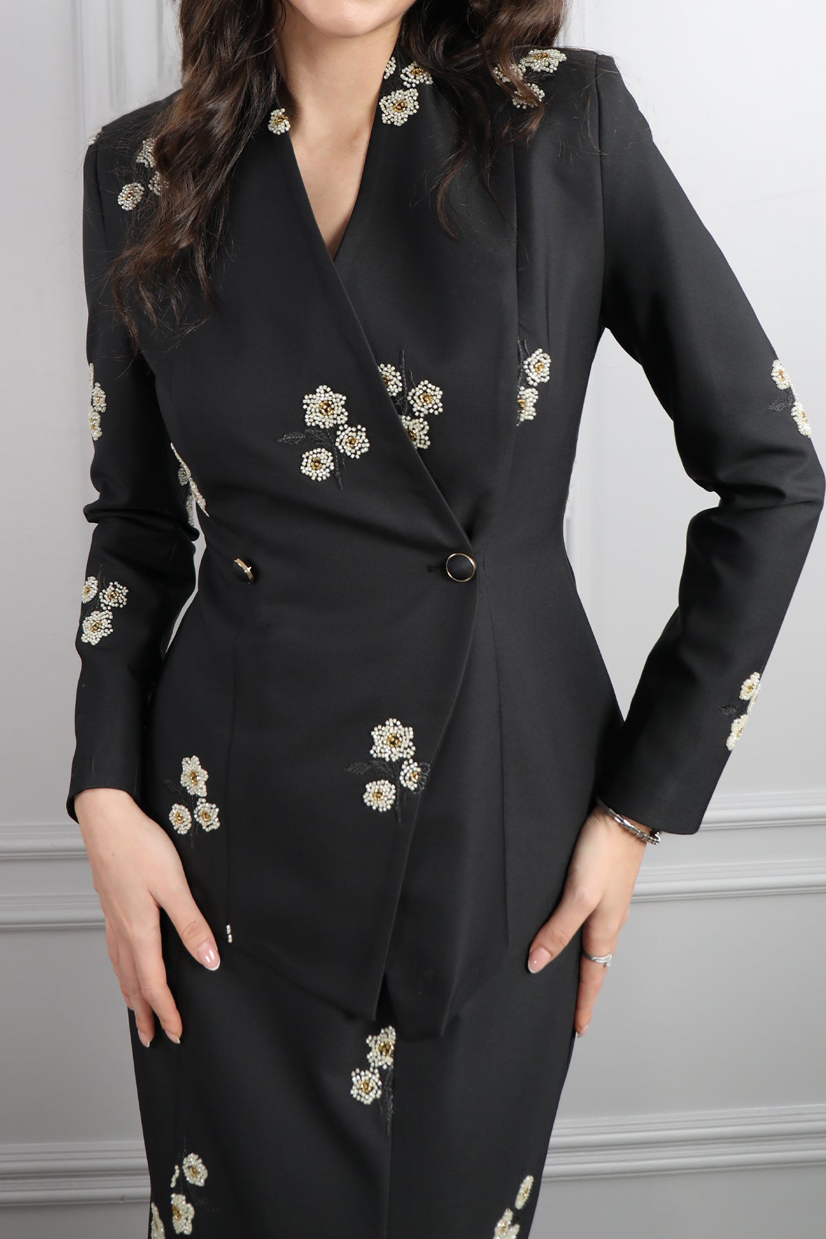 طقم تنورة بتطريزات خرزية واكسسوار حقيبة -اسود