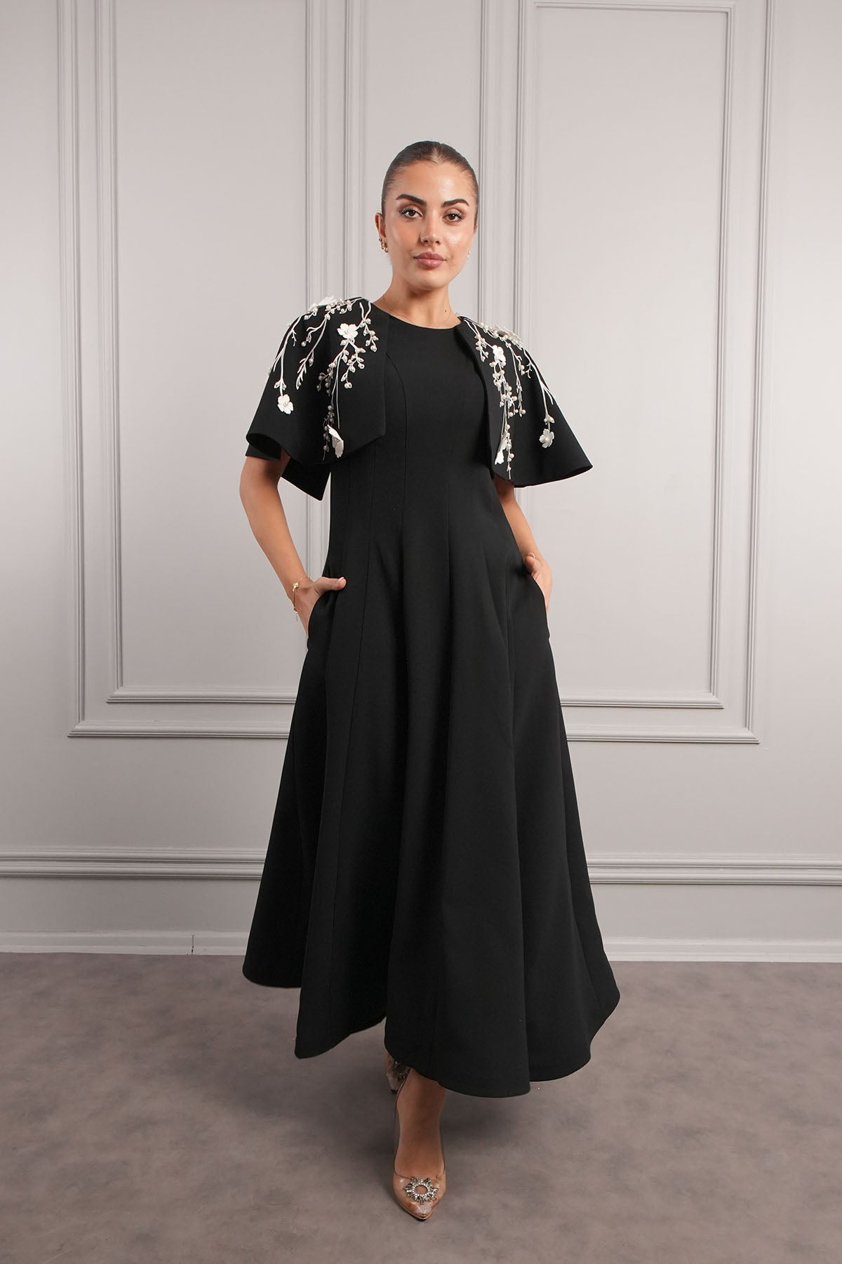 فستان سهرة ميدي مع تصميم بوليرو وتفاصيل زهور وجيوب - اسود