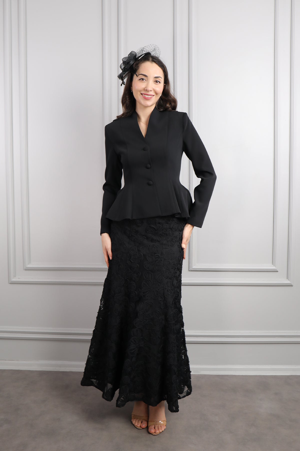 طقم تنورة مزين بالورود وجاكيت مع اكسسوار للشعر -اسود