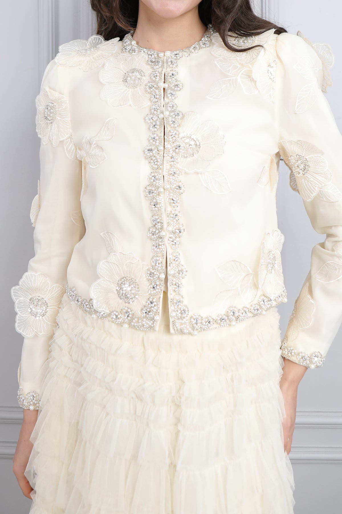 طقم تنورة وجاكيت مزين بالورود بتطريزات لؤلؤية -بيج