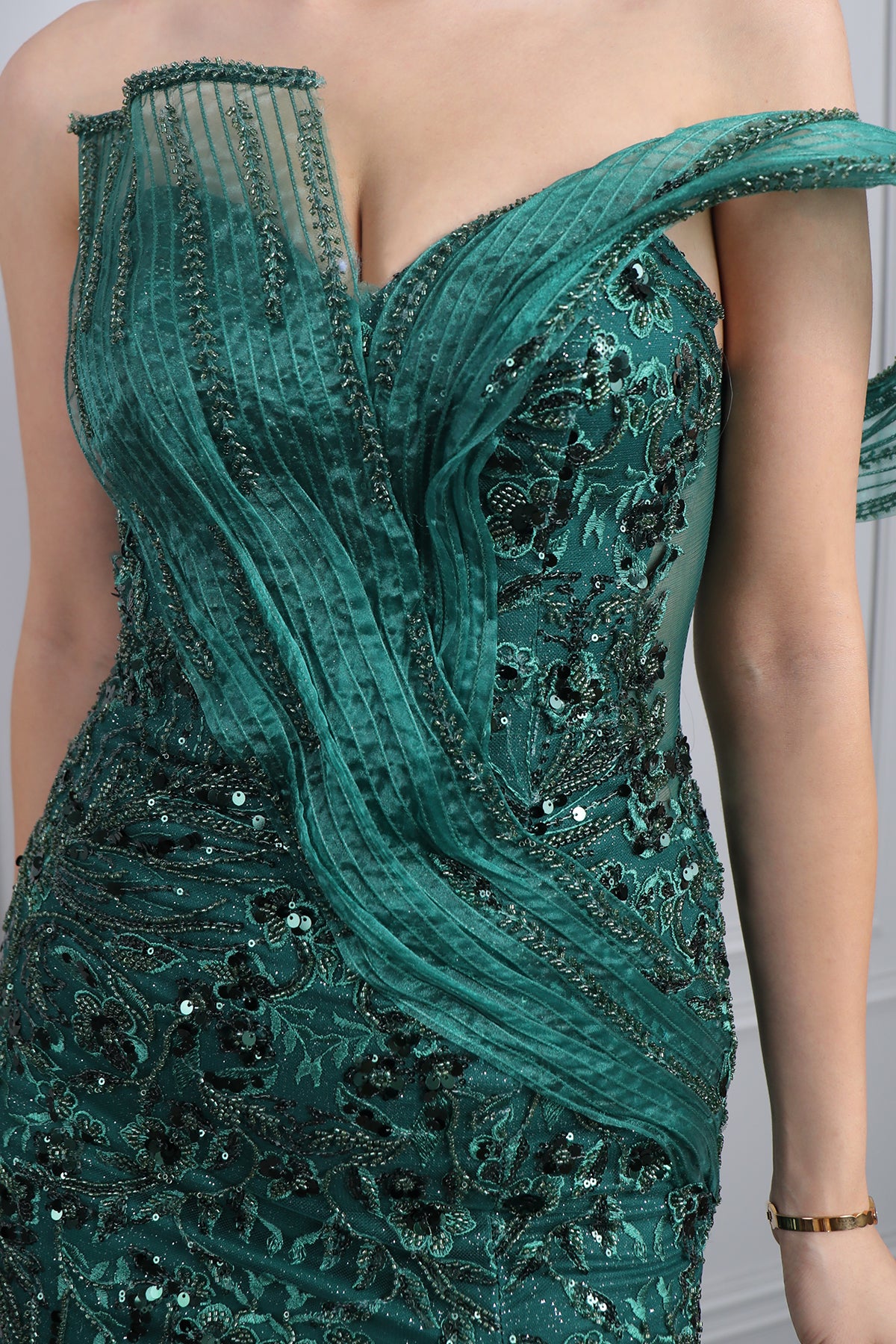 فستان سهرة مكشوف الاكتاف بتطرزات خرزية بفتحة جانبية من "المجموعة الخاصة" -اخضر