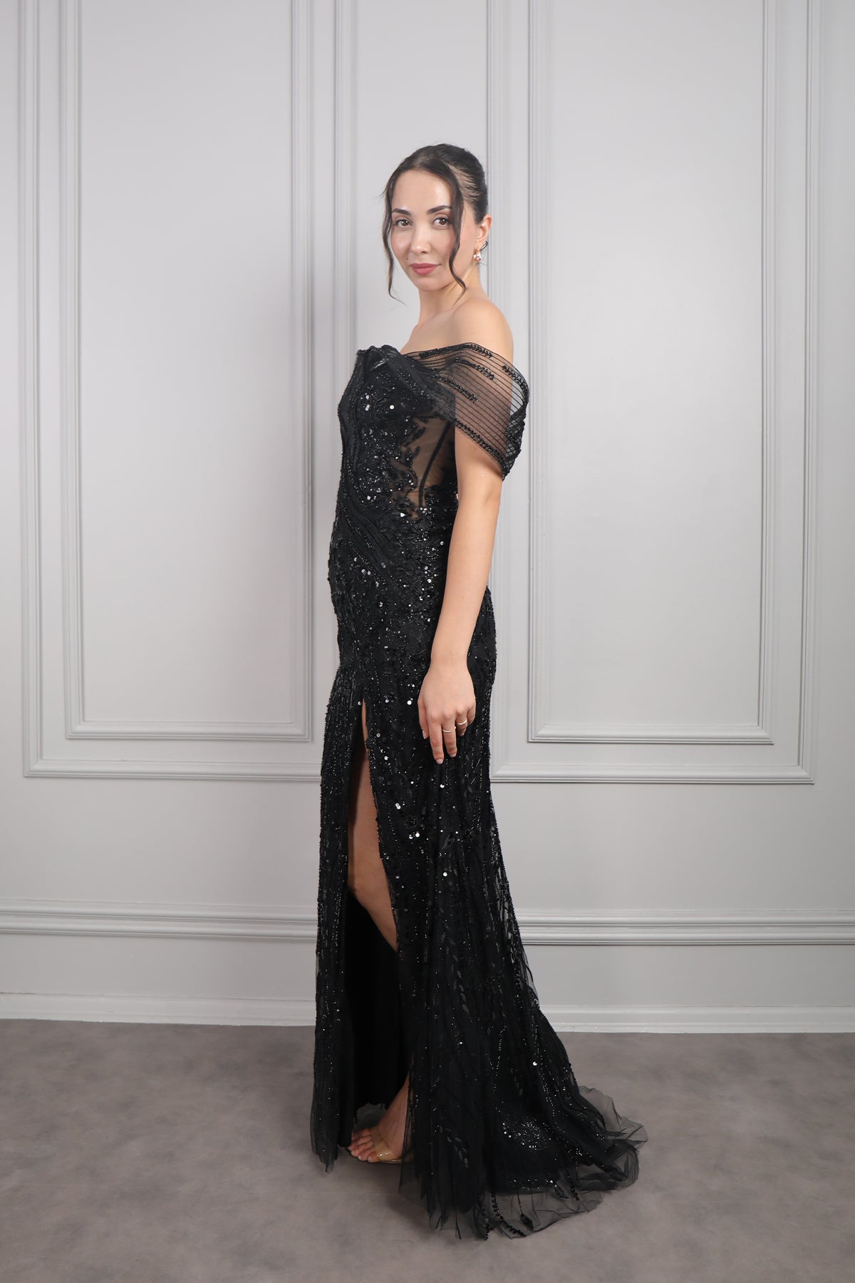 فستان سهرة مكشوف الاكتاف بتطرزات خرزية بفتحة جانبية من "المجموعة الخاصة" -اسود