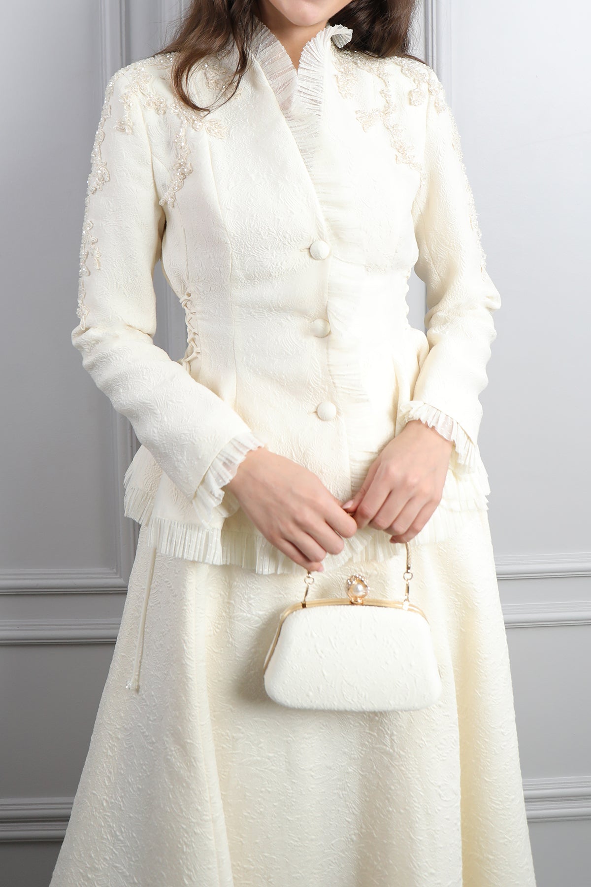 طقم تنورة وجاكيت بتفاصيل كشكشة وتطريزات خرزية مع اكسسوار شنطة -سكري