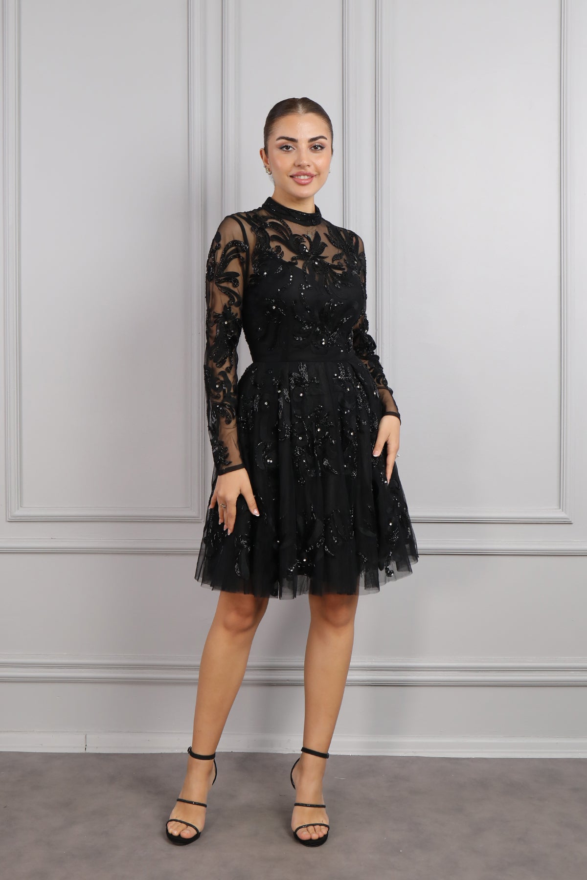 فستان سهرة قصير بتفاصيل شفافة وياقة عالية مزين بالخرز من "المجموعة الخاصة" - اسود