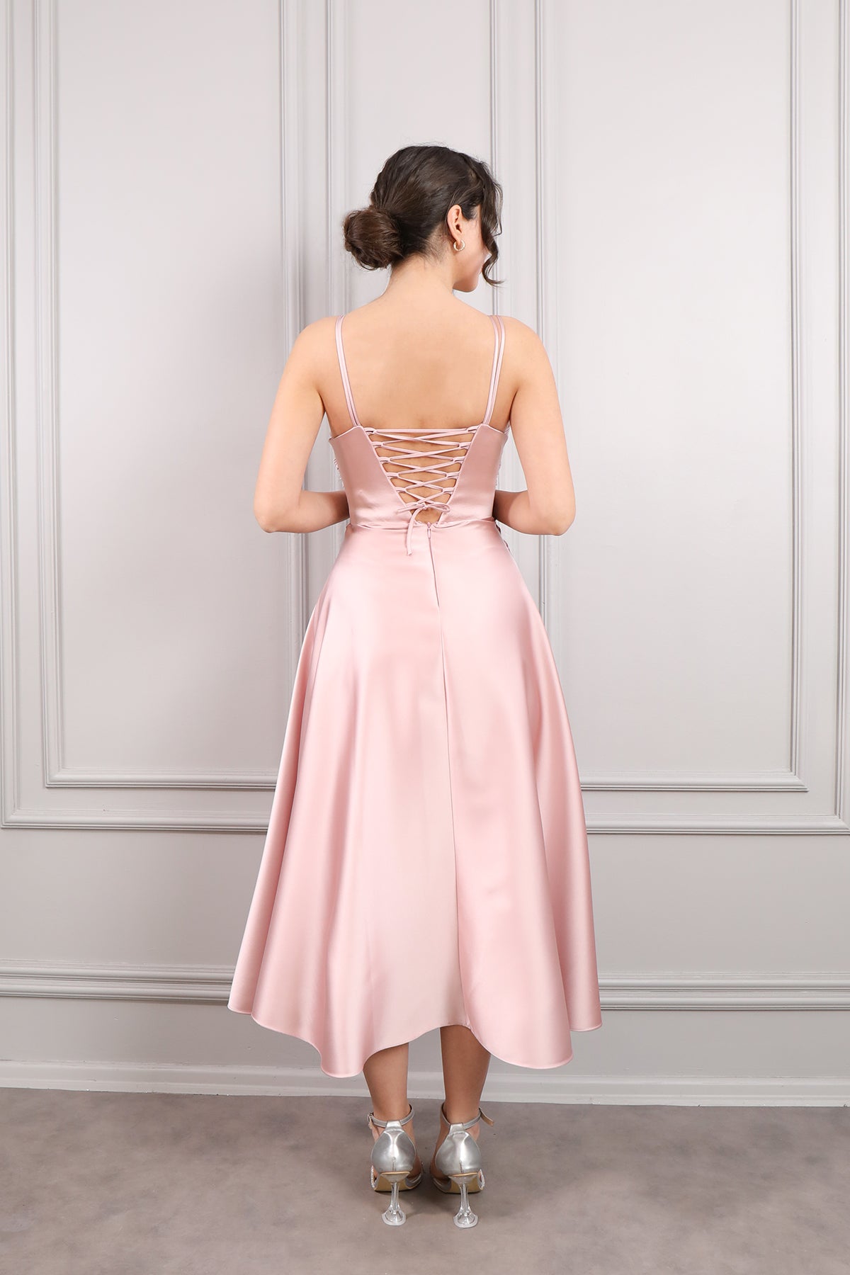 فستان سهرة ميدي بحمالات رفيعة وتفاصيل طبقات -وردي مطفي