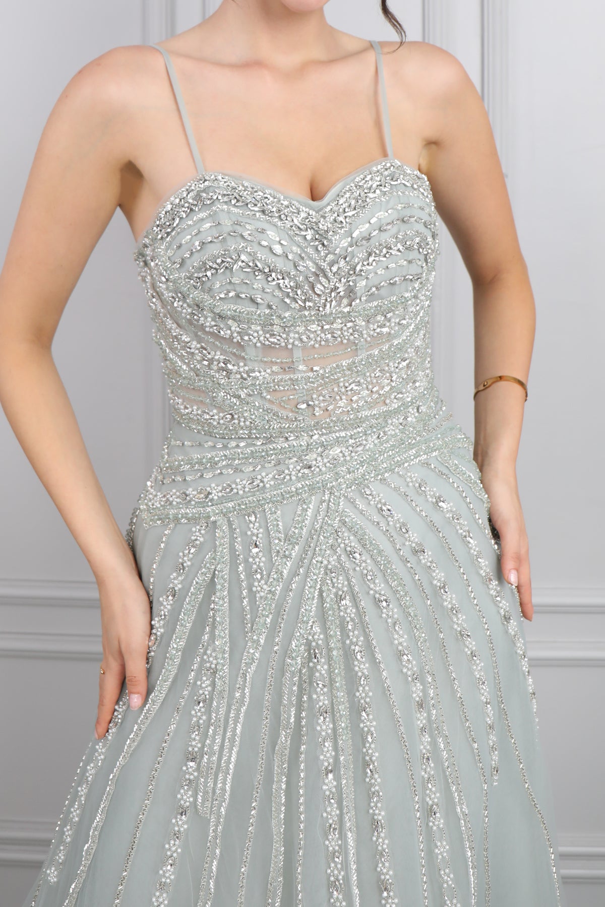 فستان سهرة تول بحمالات رفيعة مطرز بالكريستالات بالكامل من "المجموعة الخاصة" -نعناعي