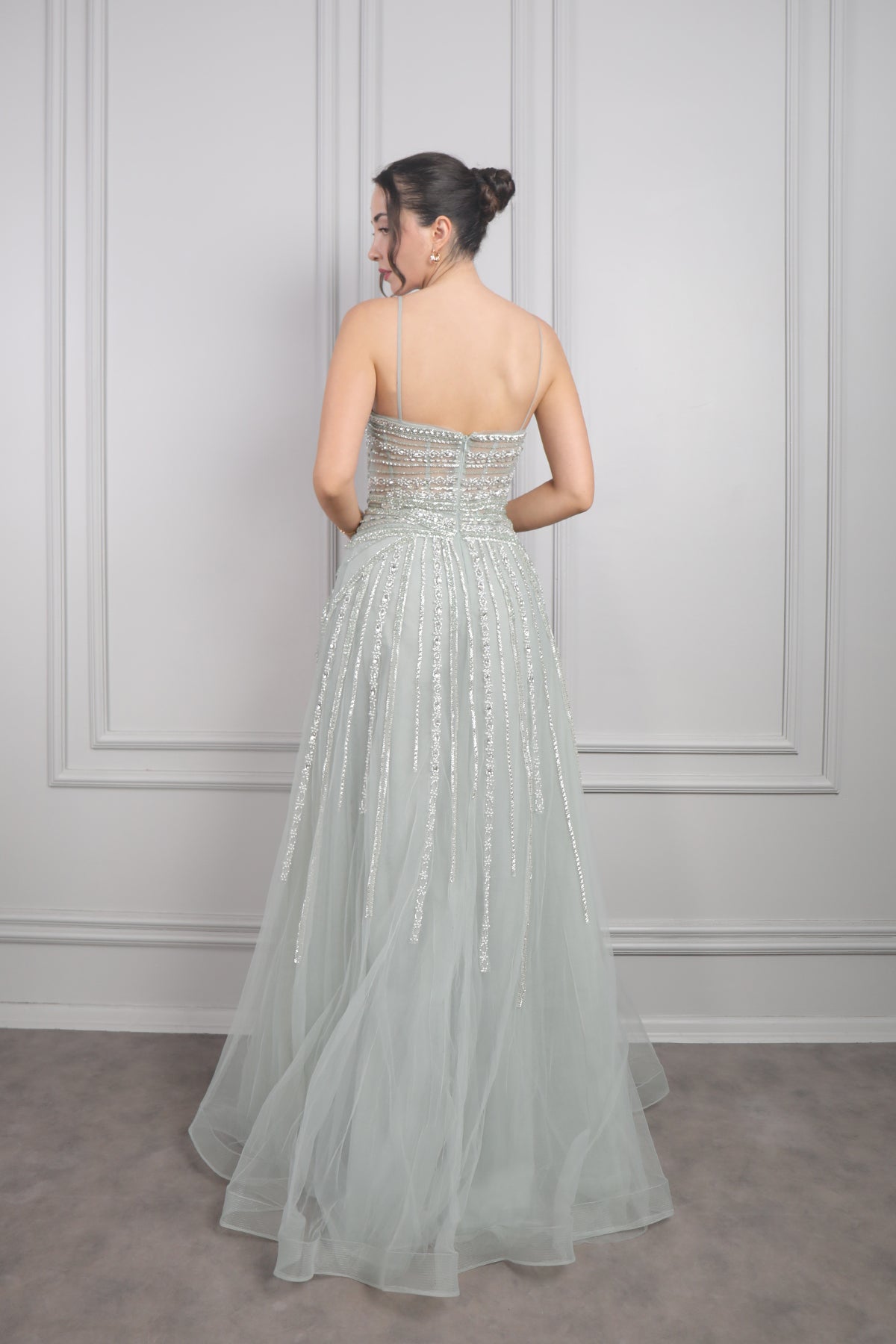 فستان سهرة تول بحمالات رفيعة مطرز بالكريستالات بالكامل من "المجموعة الخاصة" -نعناعي