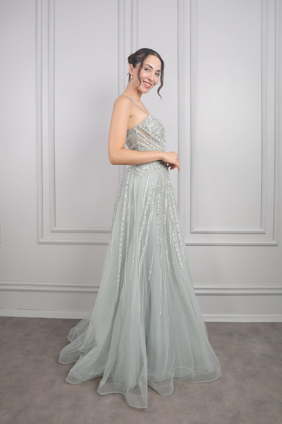 فستان سهرة تول بحمالات رفيعة مطرز بالكريستالات بالكامل من "المجموعة الخاصة" -نعناعي