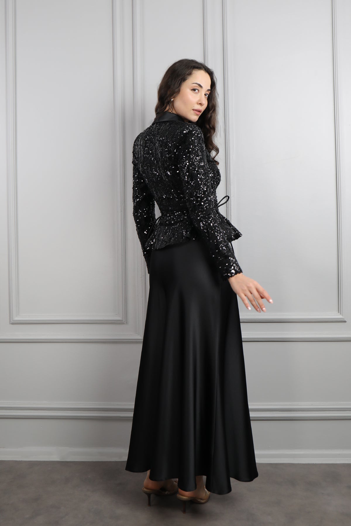 طقم تنورة ساتان وجاكيت مطرز بالترتر -اسود