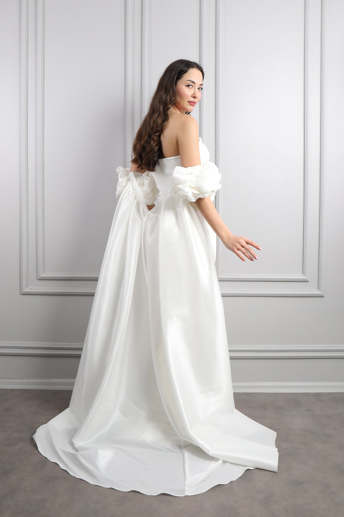 فستانى سهرة سترابلس بتطريزات خرزية وذيل طويل -ابيض